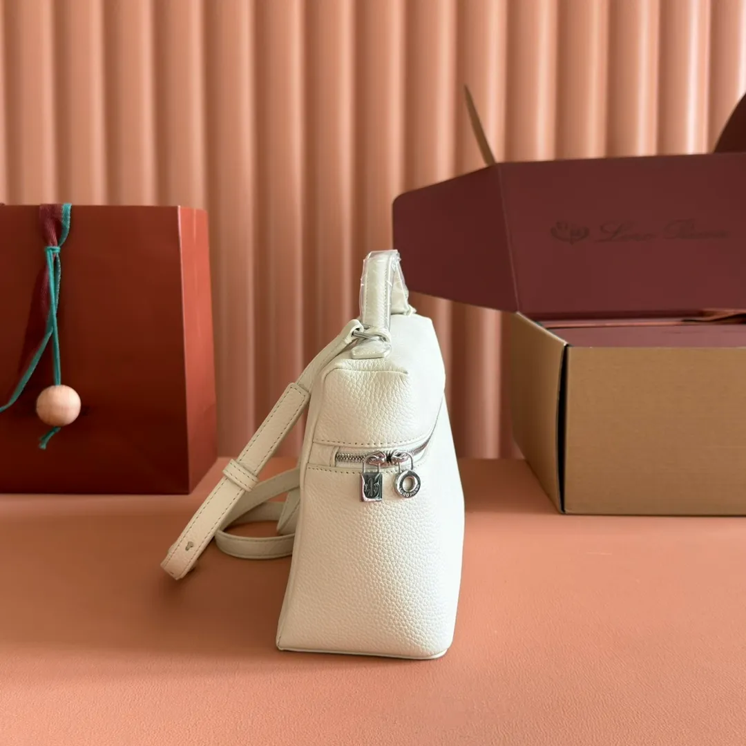 p1280💋💋💋【Original leather all-steel configuration counter complete package】𝐋𝐨𝐫𝐨 𝐏𝐢𝐚𝐧@ Extra pocket L27 series handbag/crossbody bag The most comfortable life is when it is not defined, just like loro The material design of pian@ does not require complicated design styles. The simple and soft outline is elegant and durable, like an exquisite cosmetic case, which perfectly balances appearance and functionality. The leather is delicate and feels as soft as butter. The small bag has a large capacity. It is not only portable with a thin shoulder strap, but can also be worn cross-body. Sisters who have a special liking for minimalist style can buy it. It is simple and versatile. The simpler, the more different. Stars and Instagram celebrities are all planting it. There are two sizes of 19 cm and 27 cm. One is exquisite and casual, and the other is elegant and grand. Dimensions: length 27×width 10×height 16cm (with shoulder strap)